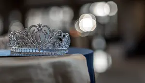 Ilustrasi mahkota. (dok. Unsplash.com/@cotk_photo)