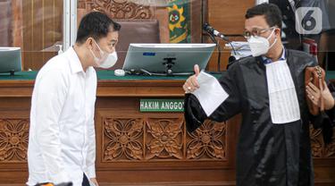 Terdakwa kasus pembunuhan Brigadir Yosua Hutabarat, Arif Rachman berbincang dengan kuasa hukum usai sidang lanjutan di PN Jakarta Selatan, Jakarta, Selasa (8/11/2022). Sidang beragenda pembacaan putusan sela. (Liputan6.com/Faizal Fanani)