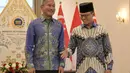 Dalam pertemuan itu, kedua negara membahas isu strategis mulai dari situasi global, kerja sama ekonomi dan investasi, hingga penguatan ketahanan kawasan di tengah ketidakpastian geopolitik. Tampak dalam foto, Menteri Luar Negeri Indonesia Sugiono (kanan) menyambut Menteri Luar Negeri Singapura Vivian Balakrishnan saat pertemuan mereka di Gedung Kementerian Luar Negeri, Jakarta pada Selasa 12 Mei 2026. (BAY ISMOYO/AFP)