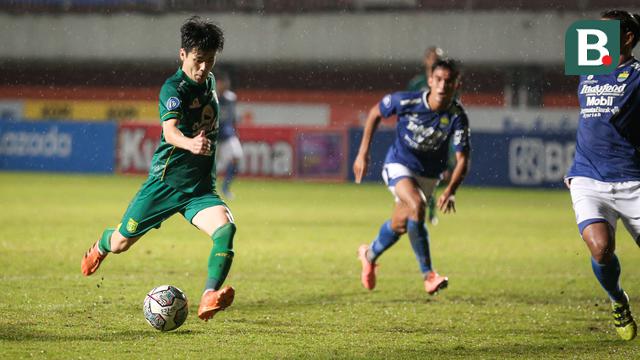 Foto: Gesekkan Antar Pemain, Persebaya Surabaya Akhirnya Libas Persib Bandung 3-0 di Pertandingan Pekan ke-16 BRI Liga 1