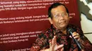  Mantan Ketua Mahkamah Konstitusi, Mahfud MD, memberikan komentar dari sisi hukum pada bedah buku berjudul Indonesia Gawat Darurat karya Bambang Soesatyo di Jakarta, (31/8/2014). (Liputan6.com/Helmi Fithriansyah)