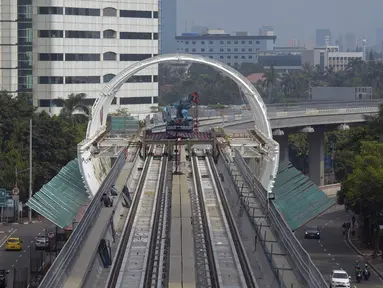 Pekerja menyelesaikan pengerjaan proyek konstruksi infrastruktur di kawasan Kuningan, Jakarta, Sabtu (11/4/2020). Gubernur DKI Jakarta Anies Baswedan menjelaskan bahwa proyek konstruksi boleh terus berjalan selama Ibu Kota berstatus Pembatasan Sosial Berskala Besar (PSBB). (merdeka.com/Imam Buhori)