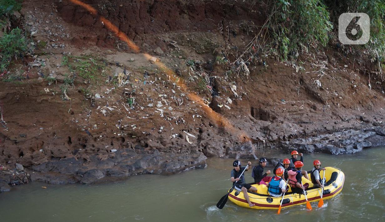 Anggota Federasi Arung Jeram Kota Depok (FAJI) berlatih di aliran Sungai Ciliwung, Depok, Jumat (26/6/2020). Latihan yang digelar tiga kali dalam seminggu itu diikuti atlet arung jeram Kota Depok serta anggota federasi lain yang menjadi calon atlet di masa depan. (Liputan6.com/Immanuel Antonius)