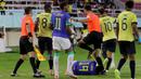 <p>Wasit asal Turki, Atilla Karaoglan (tengah) dan asisten wasit Ceyhun Sesiguzel, berusaha melerai keributan yang terjadi antara para pemain Timnas Brasil U-17 dengan para pemain Ekuador U-17 dalam pertandingan babak 16 Besar Piala Dunia U-17 di Stadion Manahan, Solo, Senin (20/11/2023). (Bola.com/Arief Bagus)</p>