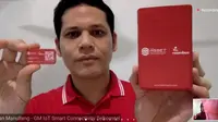 GM GM IoT Smart Connectivity Telkomsel Alfian Manullang memperlihatkan kedua sensor untuk solusi IoT Asset Performance Management Telkomsel (Liputan6.com/ Agustin Setyo W)