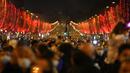 Orang-orang merayakan malam Tahun Baru di Jalan Champs Elysees, Paris, Prancis, Jumat (31/12/2021). (AP Photo/Thibault Camus)