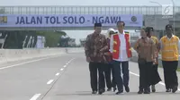 Presiden Jokowi didampingi menteri dan pejabat daerah Jawa Tengah meninjau kondisi jalan tol Sragen-Ngawi seusai peresmian di kilometer 538 jalan tol Solo-Ngawi, Rabu (28/11). Jalan tol itu akan digratiskan selama seminggu. (Liputan6.com/Angga Yuniar)