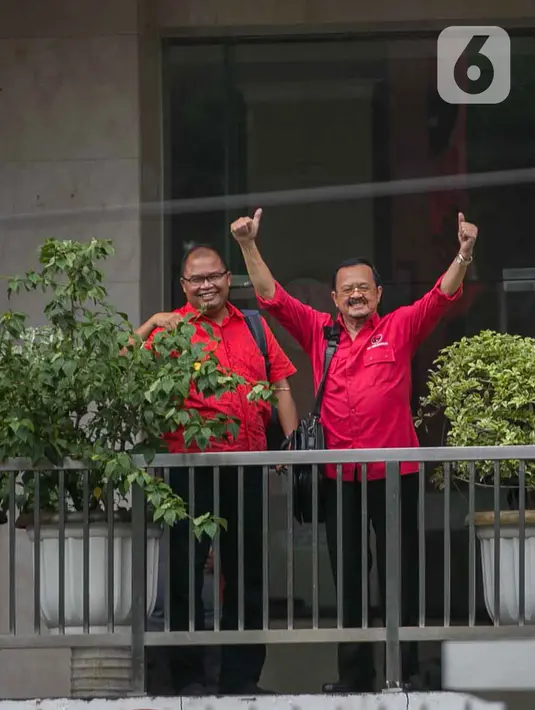 Pasangan Pilkada Solo 2020, Achmad Purnomo- Teguh Prakosa menyapa awak media saat tiba di DPP PDIP, Jakarta, Senin (10/2/2020). Kedatangannya tersebut untuk Proses fit and proper test calon pilkada 2020. (Liputan6.com/Faizal Fanani)