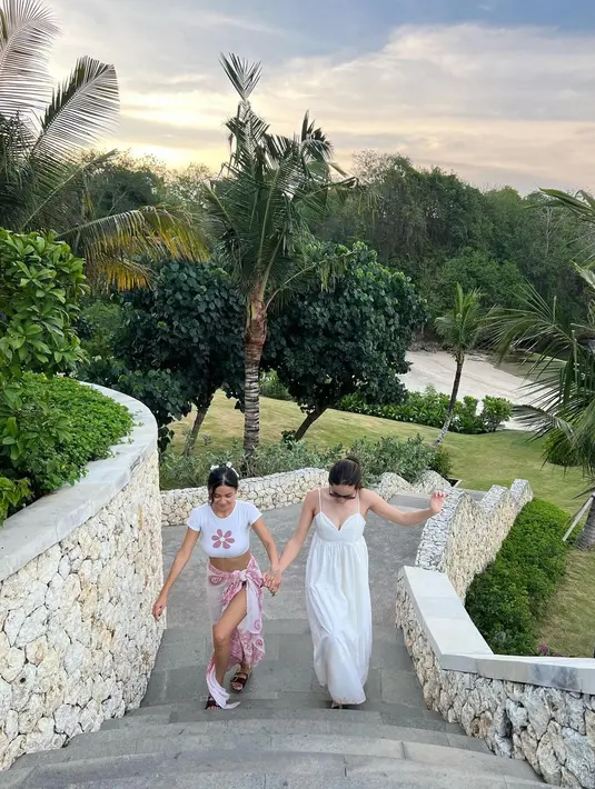 Yang nggak kalah mencuri perhatian adalah penampilan istri Molen Kasetra itu.