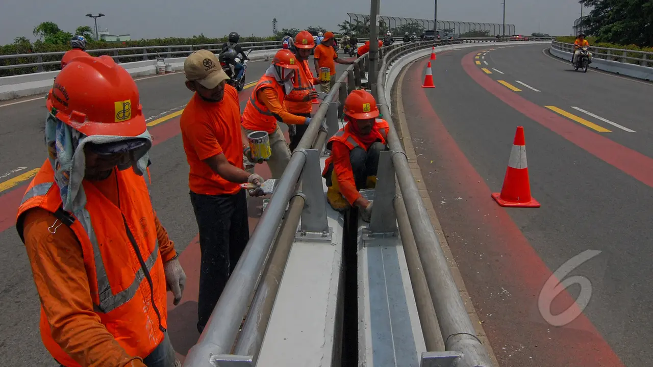 Proses Pengecatan Pembatas Fly Over Sepanjang 120 Meter