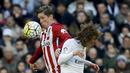 Pemain Atletico Madrid, Fernando Torres mengotrol bola saat berduel dengan pemain Real Madrid, Luka Modric pada lanjutan La Liga Spanyol pekan ke-26 di Stadion Santiago Bernabeu, Sabtu (27/2/2016) Malam WIB. (REUTERS/Sergio Perez)