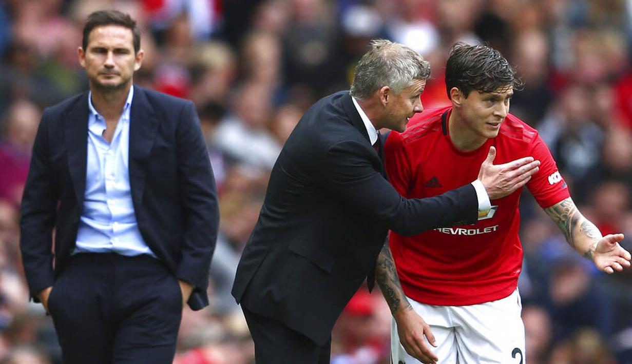 Pelatih Manchester United, Ole Gunnar Solskjaer, memberi arahan kepada Victor Lindelof pada laga Premier League 2019 di Stadion Old Trafford, Minggu (11/8). Manchester United menang 4-0 atas Chelsea. (AP/Dave Thompson)