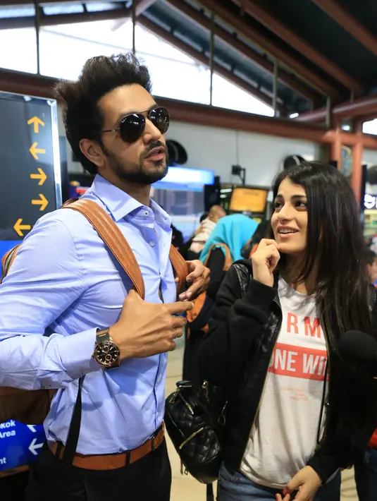 Sambutan meriah pun memang telah diterima Shakti dan Radhika sejak mereka berdua tiba di Jakarta. Fans yang telah menunggu kedatangan mereka di Bandara Soekarno-Hatta begitu memiliki antusias yang tinggi.(Adrian Putra/Bintang.com)