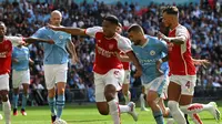 Gelandang Man City, Mateo Kovacic, berusaha merebut bola dari bek Arsenal, William Saliba, dalam pertandingan Community Shield di Wembley, Minggu (6/8/2023) malam WIB. (Glyn KIRK / AFP)