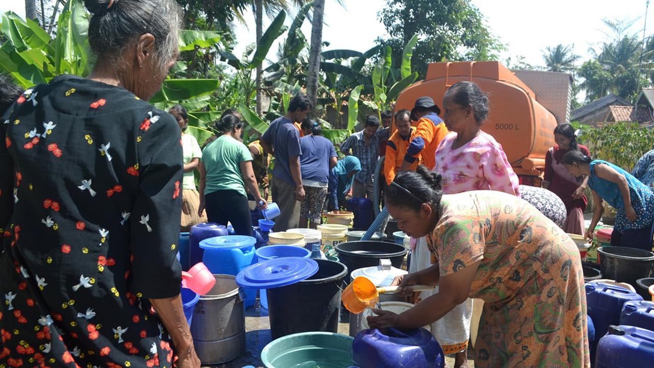 Warga mengantre air bersih di Desa Patimuan, Patimuan, Cilacap. (Foto: Liputan6.com/Muhamad Ridlo)