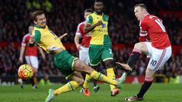Aksi Wayne Rooney saat mencoba membobol gawang Norwich pada lanjutan Liga Premier Inggris di Stadion Old Trafford. (AFP/Oli Scarff)