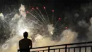 Kembang api menghiasi langit Kemayoran saat pembukaan Jakarta Fair 2016, Jakarta, Jumat (10/6/2016). Ajang arena dan hiburan Jakarta Fair 2016 akan berlangsung selama 38 hari kedepan. (Liputan6.com/Yoppy Renato)