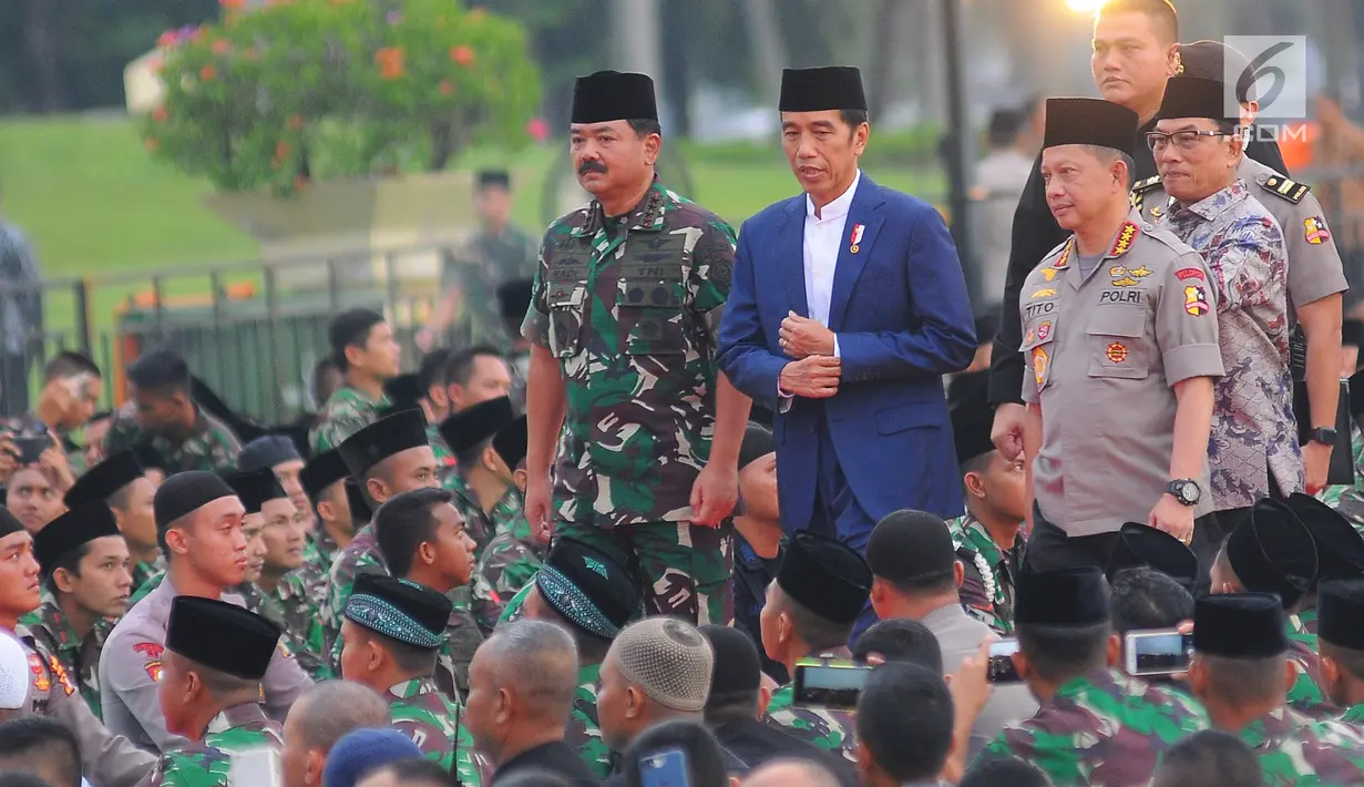 Presiden Joko Widodo bersama Panglima TNI Marsekal Hadi Tjahjanto dan Kapolri Jenderal Tito Karnavian tiba menghadiri buka puasa bersama dengan Keluarga Besar TNI - Polri dan Masyarakat di Lapangan Monas, Jakarta, Kamis (16/5). (Liputan6.com/Angga Yuniar)