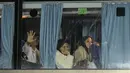 Orang-orang yang dievakuasi dari Gaza duduk di dalam bus setelah tiba dengan pesawat dari Mesir di pangkalan angkatan udara Baza 90 di Otopeni, Rumania, Rabu, 8 November 2023. (AP Photo/Andreea Alexandru)