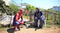 Spiderman Bagikan Sembako di Tengah Pandemi Corona di Turki. (dok.Twitter @Goodable/https://twitter.com/Goodable/status/1250981615045574656/Henry)