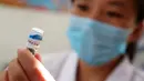 Seorang perawat menyiapkan suntikan vaksin anti rabies di Pusat Pengendalian dan Pencegahan Penyakit di Huaibei, Selasa (24/7). Salah satu produsen vaksin terbesar di negara itu diketahui memalsukan data produksi dalam pembuatan vaksin rabies. (AFP)