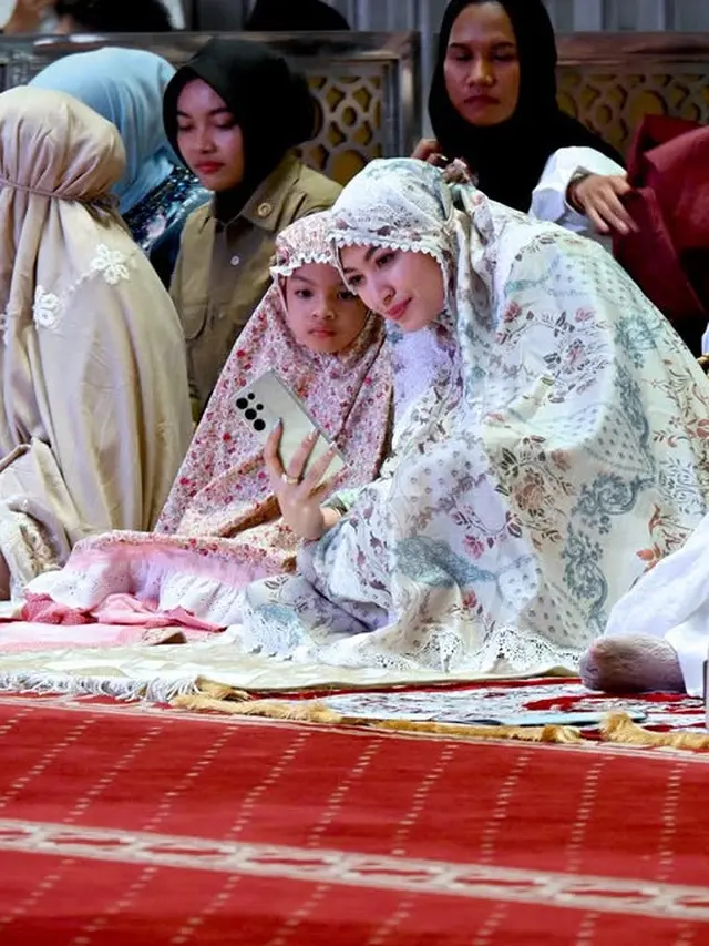 Gaya Menantu SBY dan Jokowi saat Lebaran 2025. [@setwapres.ri]