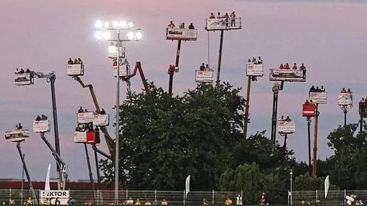 Fans nonton balapan pakai crane