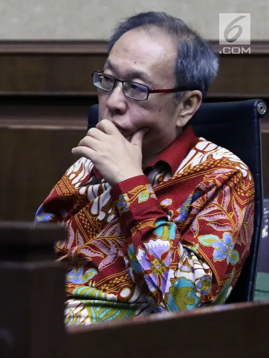 Pemilik OEM Investment Pte. Ltd dan Delta Energi, Made Oka Masagung saat menjalani sidang lanjutan dugaan korupsi proyek pengadaan e-KTP di Pengadilan Tipikor, Jakarta, Selasa (7/8). Sidang mendengar keterangan saksi. (Liputan6.com/Helmi Fithriansyah)