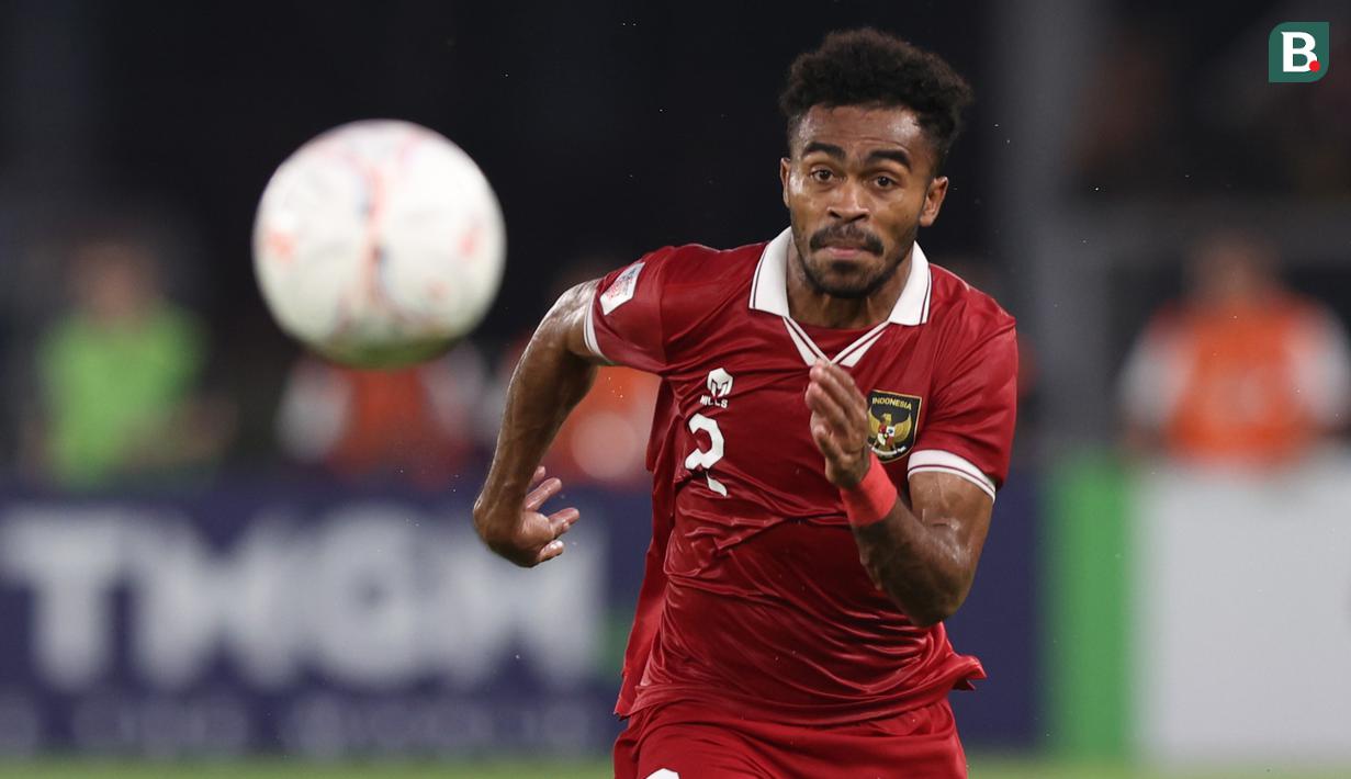 <p>Pemain Timnas Indonesia,&nbsp;Yakob Sayuri (kiri)&nbsp;berusaha mengontrol bola&nbsp;saat melawan Kamboja dalam laga Grup A Piala AFF 2022 di Stadion Utama Gelora Bung Karno, (SUGBK), Jumat (23/12/2022). (Bola.com/Bagaskara Lazuardi)</p>