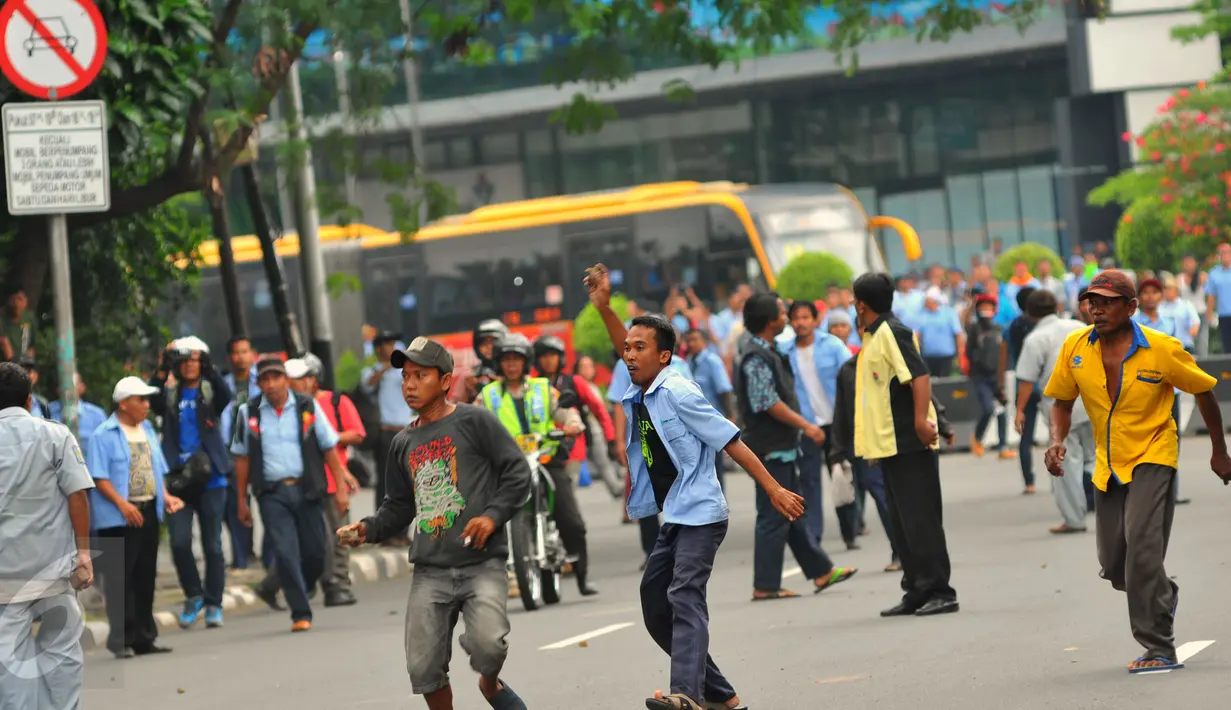Aksi lempar batu antara sopir taksi yang melakukan unjuk rasa dan pengemudi ojek online terjadi di kawasan Sudirman, Jakarta, Selasa (22/3). Aksi itu pecah saat pengunjuk rasa mendapat perlawan dari pengemudi ojek online (Liputan6.com/Faisal R Syam)