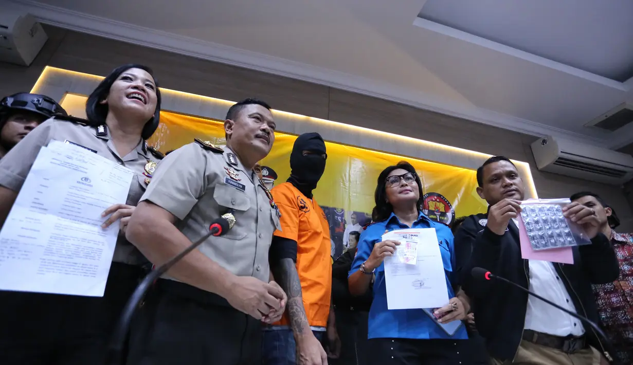 Menurut pengakuannya pada polisi, Tora menggunakan dumolid sekitar setahun belakangan. Tora mengatakan bahwa dirinya seringkali menggunakan barang tersebut agar bisa istirahat demi menjalani kesibukannya di dunia entertainment. (Adrian Putra/Bintang.com)