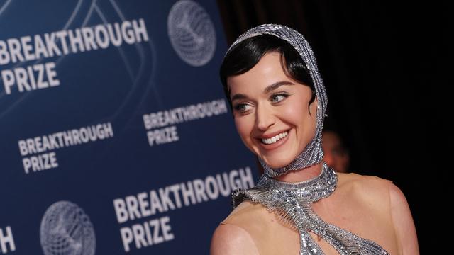 Mantra Katy Perry agar Siap Terbang ke Luar Angkasa Bersama Tunangan Jeff Bezos
