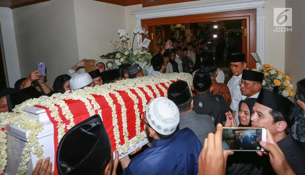 Jenazah Kristiani Herrawati atau Ani Yudhoyono tiba di kediaman Puri Cikeas, Bogor, Sabtu (1/6/2019). Jenazah tiba dengan pesawat Hercules VIP C 130 di Lanud Halim Perdanakusuma dan akan dikebumikan di TMP Kalibata pada hari Minggu. (Kapanlagi.com/Budi Santoso)