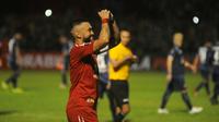 Striker Semen Padang, Marcel Sacramento merayakan gol yang dicetaknya ke gawang Arema FC pada leg pertama semifinal Piala Presiden 2017 di Stadion Haji Agus Salim, Padang, Kamis (2/3/2017). (Bola.com/Iwan Setiawan)