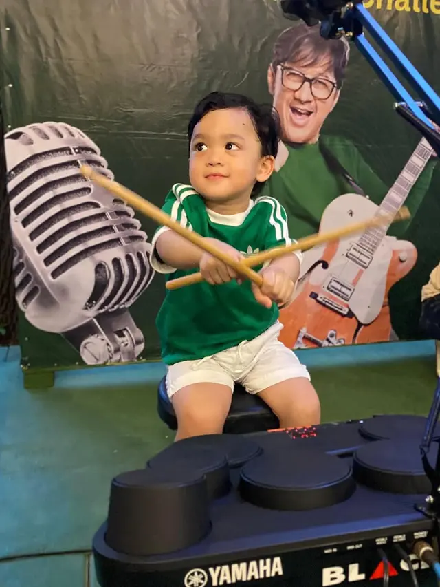Potret Gin Dirga, Anak Gilang Dirga Main Drum. (instagram/adieztyfersa/gin_dirga)
