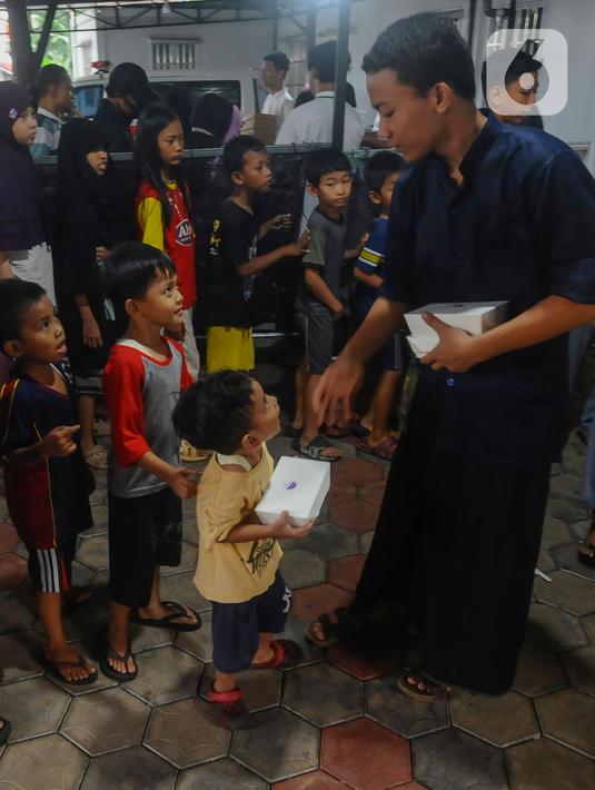 Pembagian makanan menggunakan sistem antrean untuk mencegah saling rebut. (merdeka.com/Arie Basuki)