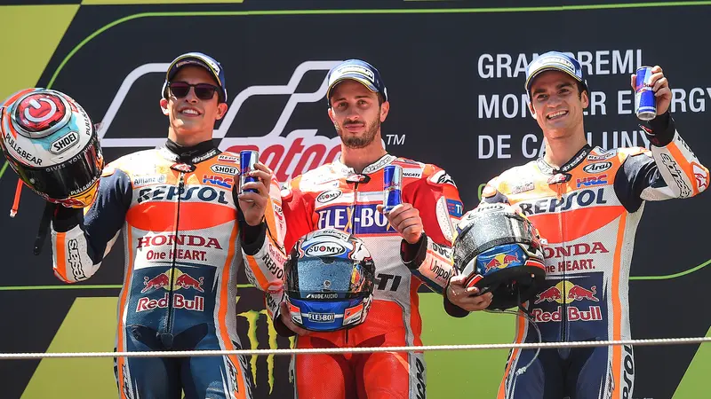 Pembalap MotoGP Marc Marquez (kiri), Andrea Dovizioso (tengah), dan Dani Pedrosa berpose di podium MotoGP Catalunya di Barcelona, Minggu (11/6/2017).