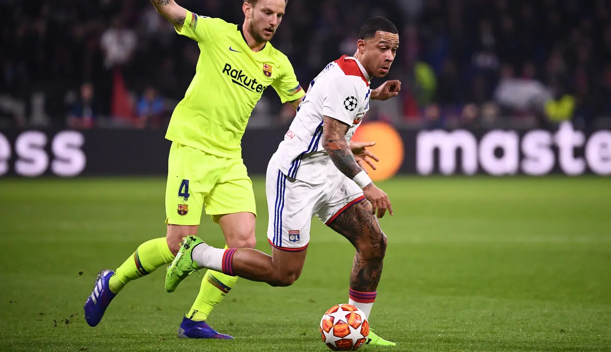 Duel antara Memphis Depay dan Ivan Rakitic pada leg 1, babak 16 besar Liga Champions yang berlangsung di stadion Parc Olympique Lyonnais, Lyon, Rabu (20/2). Barcelona bermain imbang 0-0 kontra Lyon. (AFP/Franck Fife)