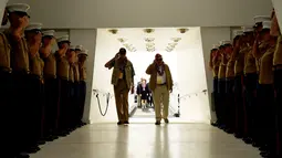 Dua orang veteran, Paul Hilliard (kiri) dan Ron Freeman memberi hormat kembali tentara AS saat mereka tiba di kapal USS Arizona memorial untuk mengahadiri peringatan 75 tahun pengeboman Pearl Harbor di Honolulu, Hawaii (7/12). (Reuters/Hugh Gentry)