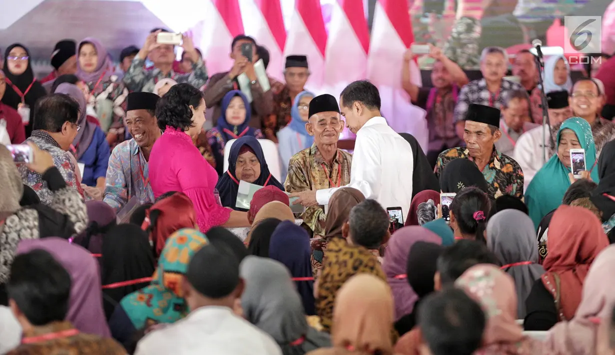 Presiden Joko Widodo menyerahkan sertifikat tanah kepada warga di Pusat Penerbangan Angkatan Darat, Pondok Cabe,  Tangerang Selatan, Jumat (25/1). Pada kesempatan ini, 40.172 sertifikat tanah dibagikan oleh Jokowi (Liputan6.com/Faizal Fanani)