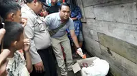 Pihak kepolisian mengevakuasi jenazah bayi malang (Liputan6.com/Nefri Inge)