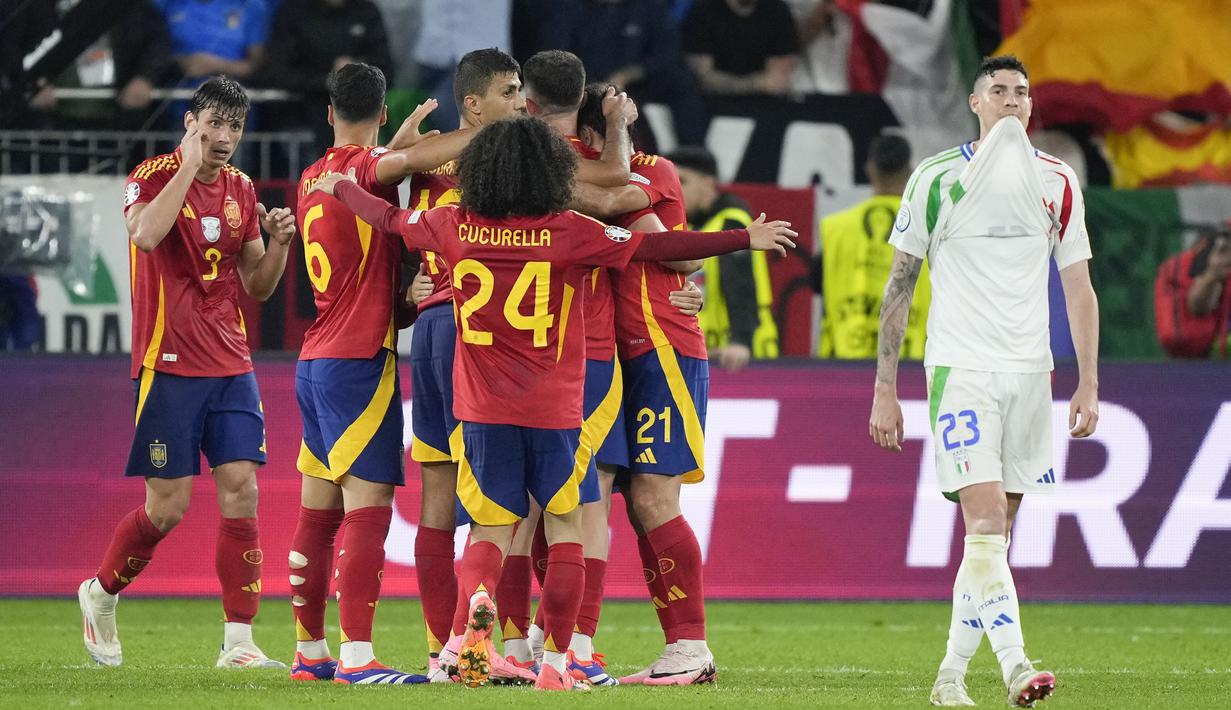 Selebrasi para pemain Timnas Spanyol merayakan kemenangan 1-0 di depan pemain Timnas Italia, Alessandro Bastoni usai berakhirnya laga matchday kedua Grup B Euro 2024 di Arena Aufschalke, Gelsenkirchen, Jerman, Kamis (20/6/2024). (AP Photo/Martin Meissner)