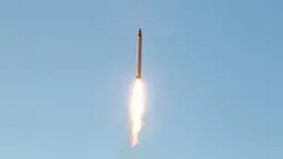 Peluncuran misil balistik jarak jauh buatan Iran, di lokasi yang tidak disebutkan, Minggu (11/10). Rudal Emad adalah rudal jarak jauh pertama Iran dengan kemampuan menghantam sasaran dengan tingkat akurasi yang tinggi. (REUTERS/farsnews.com)