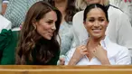 Duchess of Cambridge Kate Middleton (kiri) dan Duchess of Sussex Meghan Markle berbincang saat menyaksikan pertandingan final tunggal putri Wimbledon 2019 antara Serena Williams dengan Simona Halep di All England Lawn Tennis and Croquet Club, London, Inggris, Sabtu (13/7/2019). (BEN CURTIS/POOL/AFP)
