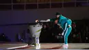 Atlet Para Tenis Meja, Muhammad Anas Mustofa digendong oleh Atlet Para Atletik, Farid Surdin dalam Upacara Pembukaan Pekan Paralimpiade Nasional di Stadion Manahan, Solo, Minggu (6/10/2024). (PB PEPARNAS/Dwi Prasetya)