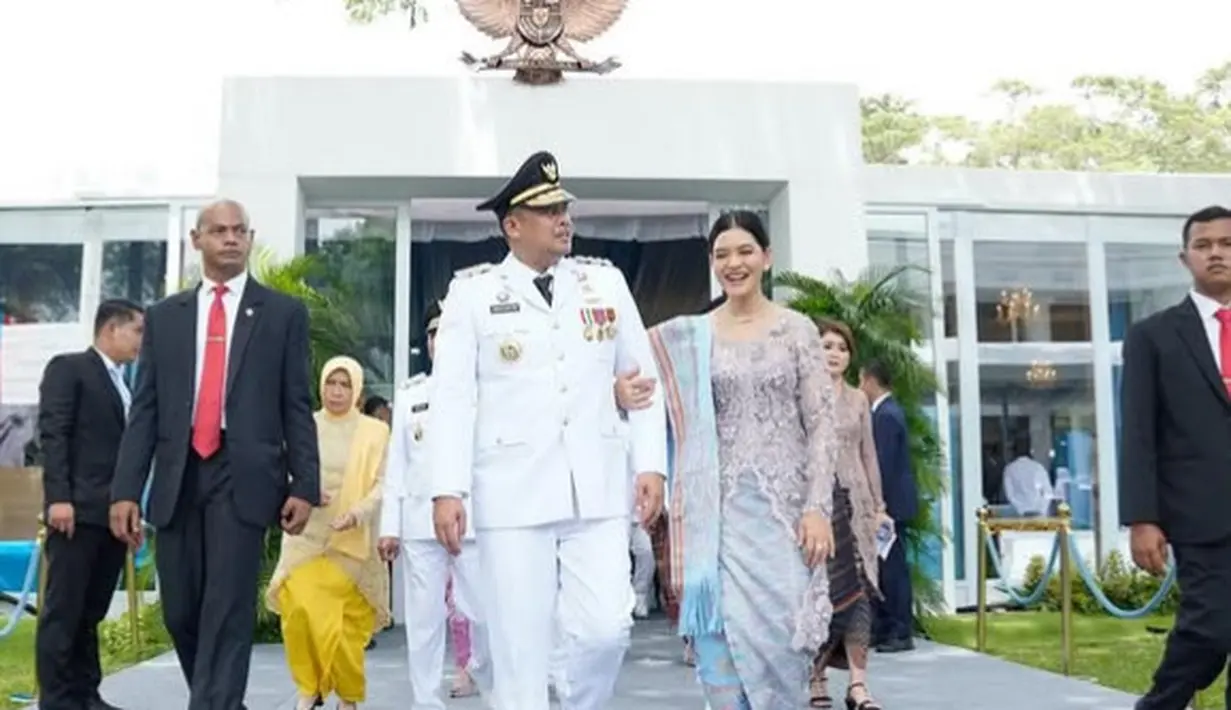 Setelah menjadi Walikota Medan, Bobby Nasution terpilih menjadi Gubernur Sumatera Utara. Saat dilantik, ia ditemani istrinya Kahiyang Ayu yang tampil mengenakan kebaya. [@bobbynst]