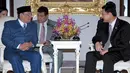 KH Hasyim Muzadi saat masih menjadi Ketua PBNU berbincang dengan PM Thailand Thaksin Shinawatra di Gedung Pemerintahan Bangkok, 28 Maret 2004. KH Hasyim Muzadi wafat di usia 73 tahun, Kamis pagi tadi sekitar pukul 06.15 WIB. (AFP Photo/Government House)