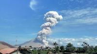 Meski kabut abu vulkanik dari Gunung Sinabung terbilang tipis, warga Berastagi tetap diminta waspada. (Liputan6.com/Reza Efendi)