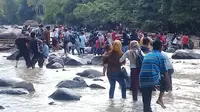 Jembatan gantung di Bogor ambruk, puluhan wisatawan terluka. (Liputan6.com/Achmad Sudarno)