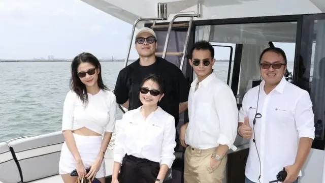 Azizah Salsha saat Mencoba Kapal Mewah Baru Milik Prilly Latuconsina dan Kevin Sanjaya. [@omar.esteghlal]